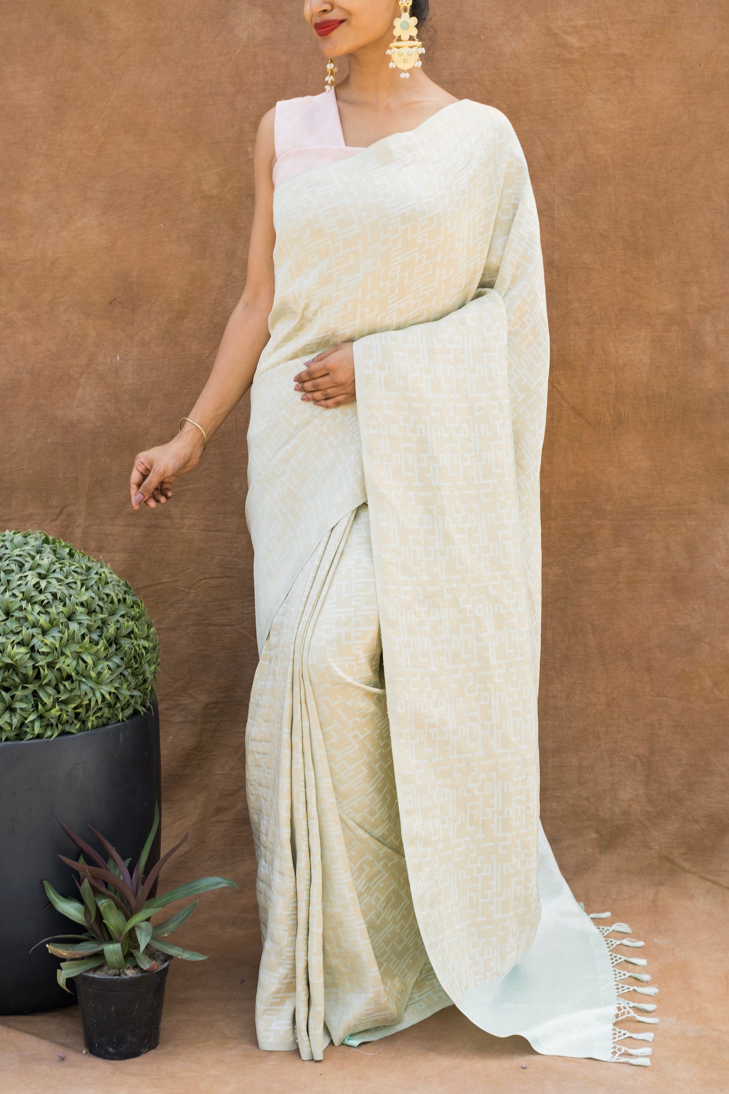 Tanchoi Symmetric Weaving Aasmani-Baby Pink Saree