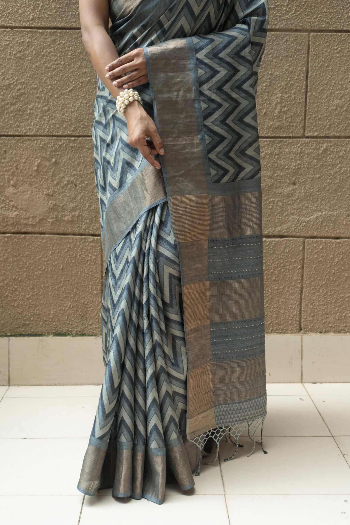 Tussar Katha Zig-Zag Bluish Grey Saree