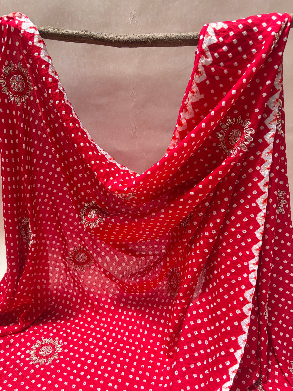 Laal Gulaab Gajji Bandhej Dupatta
