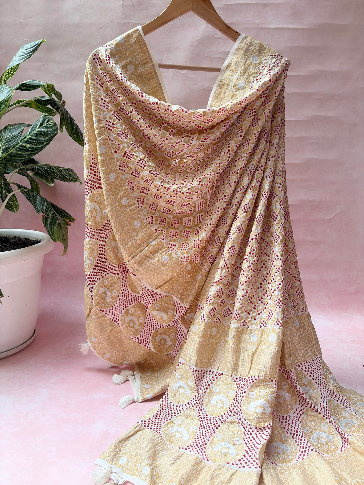 Georgette Sona Rupa Jaal Red Rai Dana White Bandhej Dupatta