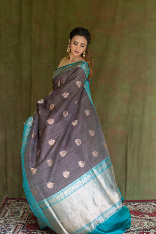 Contrasting Matka Saree