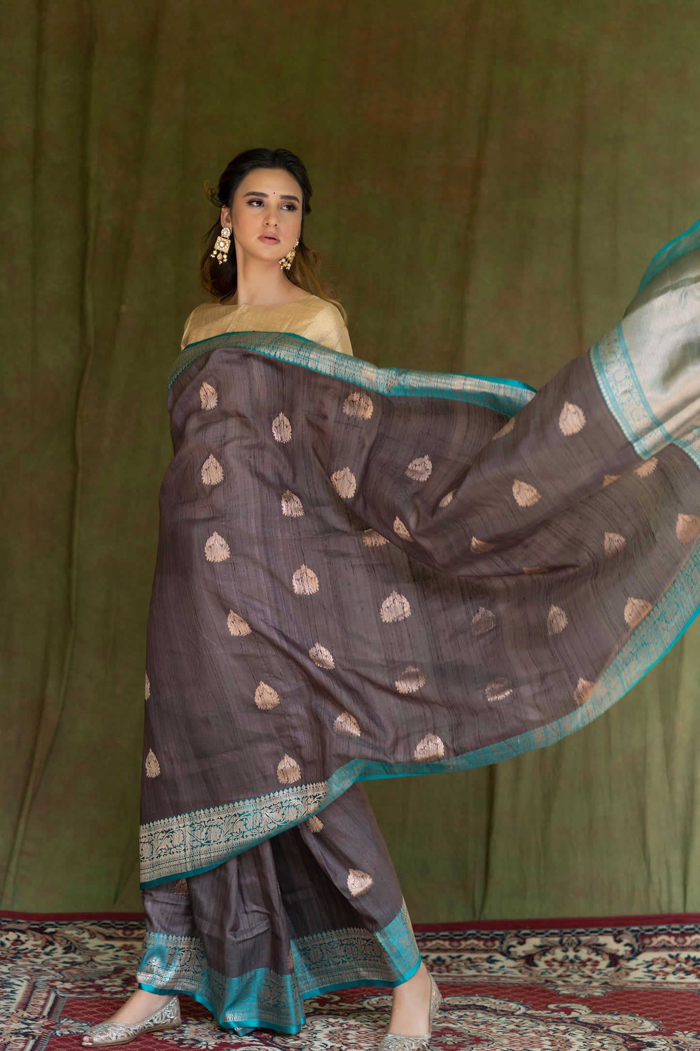 Contrasting Matka Saree