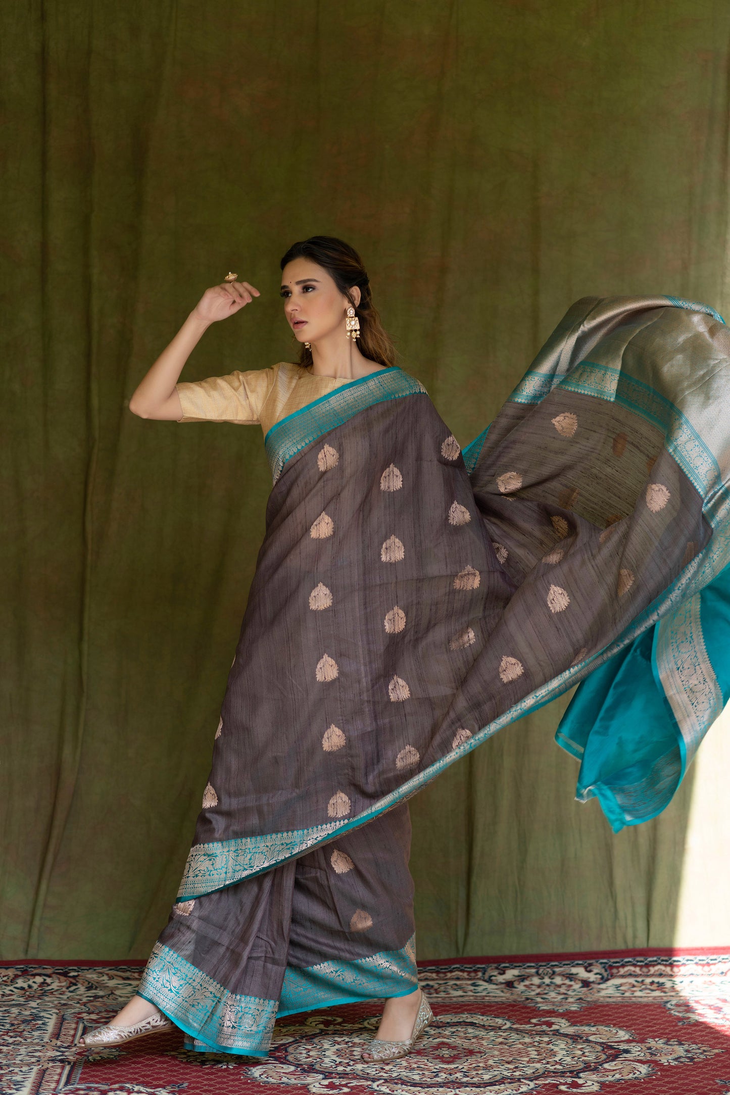 Contrasting Matka Saree