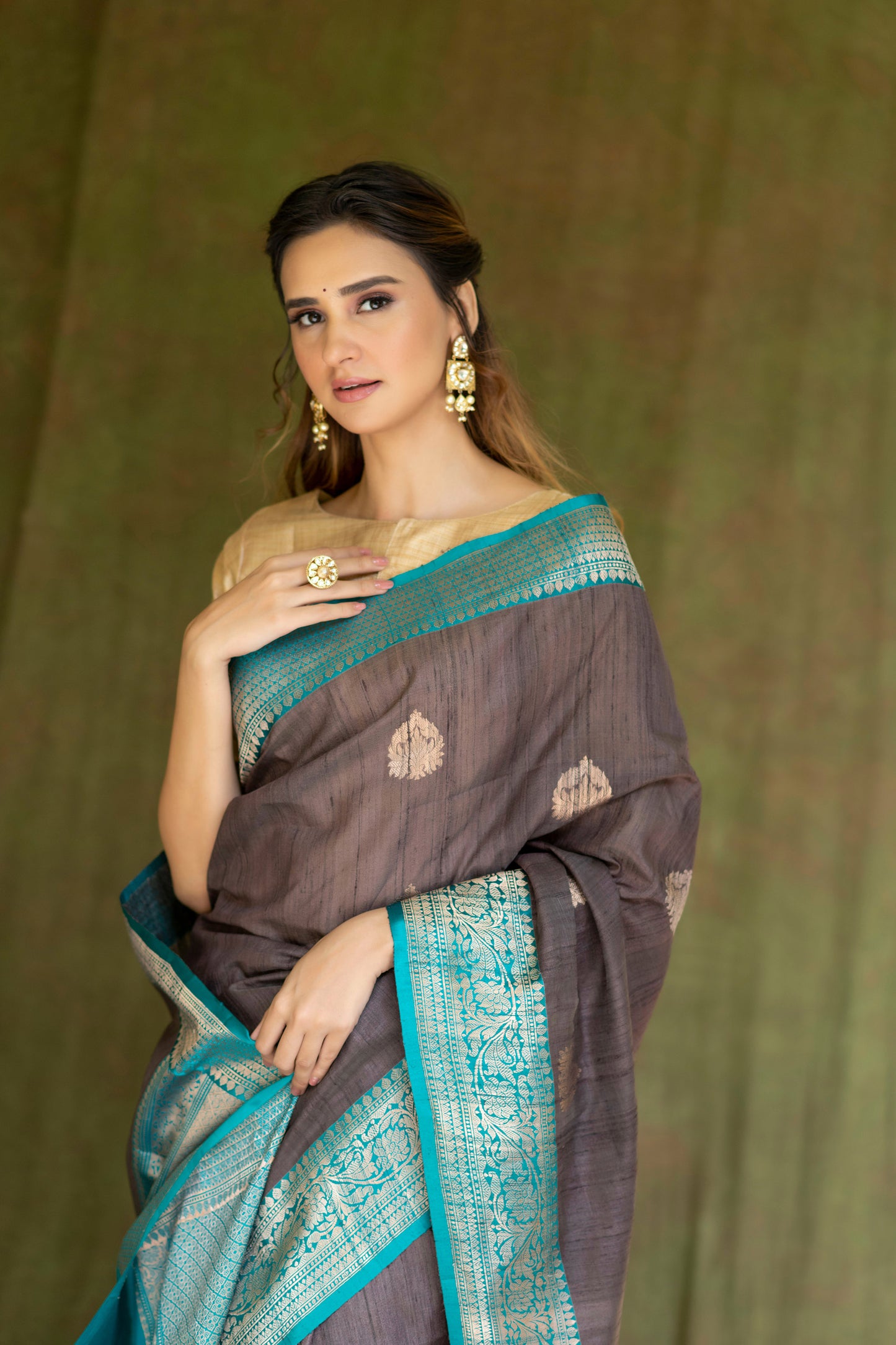 Contrasting Matka Saree