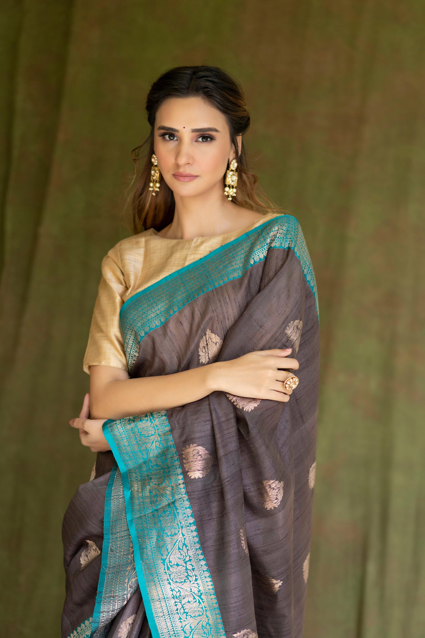Contrasting Matka Saree